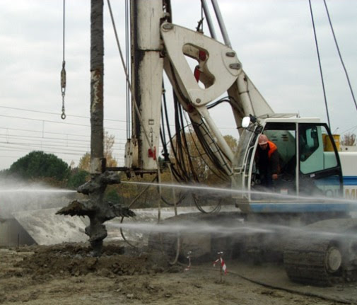 トレビグループとして土木基礎機械、掘削機械を取り扱っており